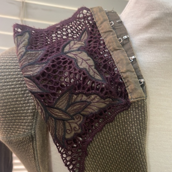 Free People army green tunic with embroidered burgundy cuffs with clasp closings - Picture 4 of 5